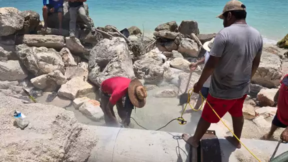 Una empresa que trabaja para la CFE rompió accidentalmente una tubería de 24 pulgadas en Punta San Julián, afectando el acueducto Chicbul-Carmen.