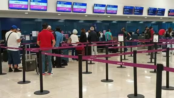 Pasajeros de vuelos a la CDMX llegaron hasta con dos horas de anticipación Pasajeros de vuelos a la CDMX llegaron hasta con dos horas de anticipación