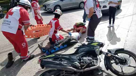 Un joven sufrió una lesión en la rodilla izquierda tras ser arrollado por una camioneta. Un joven sufrió una lesión en la rodilla izquierda tras ser arrollado por una camioneta.