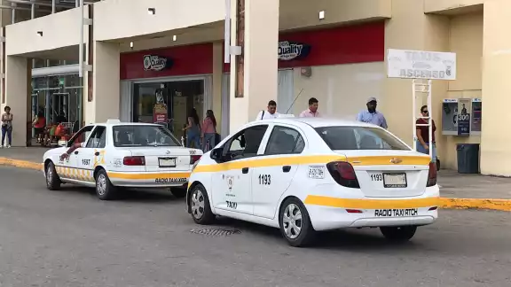 Por ser diciembre, taxistas de Chetumal aumentan precios.