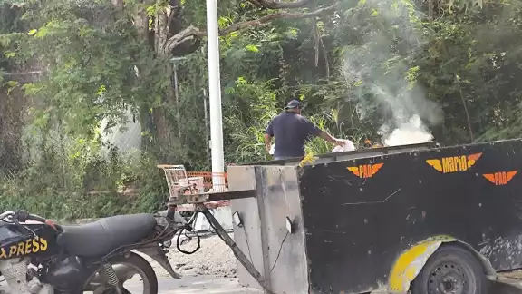 Presunto trabajador de Chedraui es avistado quemando basura. Presunto trabajador de Chedraui es avistado quemando basura.