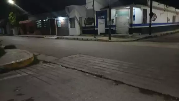 Automóvil rojo y tres presuntos delincuentes: mujer logra escapar en Campeche