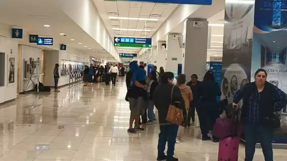 Santos Chi Hau fue recibido por su esposa e hijos en el aeropuerto de Mérida Santos Chi Hau fue recibido por su esposa e hijos en el aeropuerto de Mérida