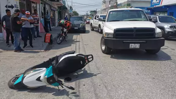 Motociclista lesionada tras rebase imprudente en la Belisario Domínguez Motociclista lesionada tras rebase imprudente en la Belisario Domínguez