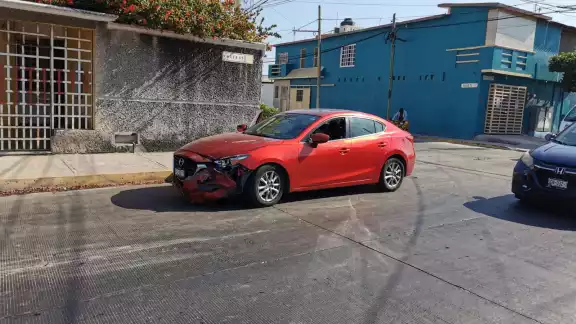 Corte de circulación provoca aparatoso choque en la colonia Morelos