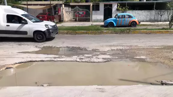 Algunos baches en la comunidad son inmensos y un peligro latente para todos. Algunos baches en la comunidad son inmensos y un peligro latente para todos.