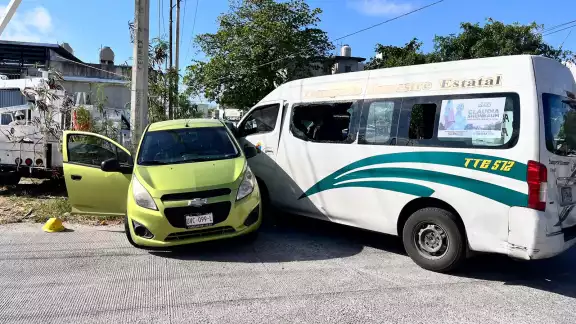 El chofer de la combi circulaba en sentido contrario, provocando el choque contra un auto El chofer de la combi circulaba en sentido contrario, provocando el choque contra un auto