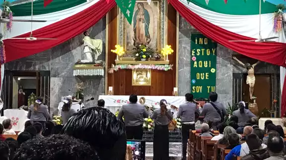 Devotos asisten al Santuario Guadalupano de Chetumal para celebrar a la Virgen.
