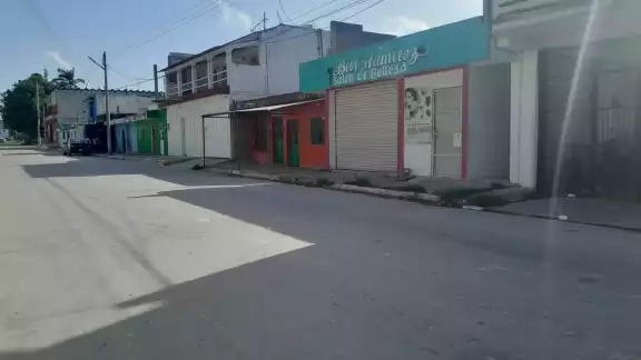 Dos jóvenes robaron una motocicleta Cross roja estacionada afuera de un negocio en la colonia Morelos. Dos jóvenes robaron una motocicleta Cross roja estacionada afuera de un negocio en la colonia Morelos.