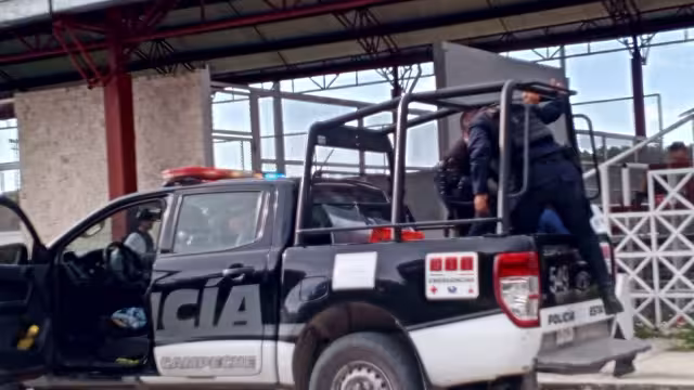 Elementos policiacos realizaron la detención del sujeto.