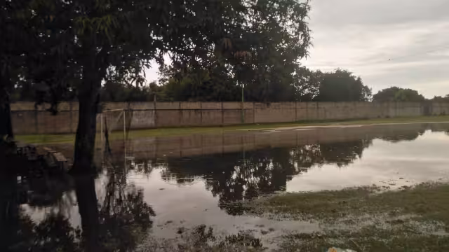 Lluvias fuertes causan encharcamientos y afectan campos deportivos