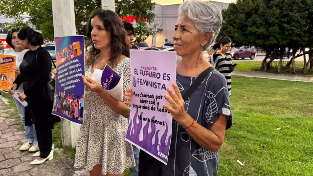 En Cancún hacen llamado manifestantes contra la violencia a la mujer.