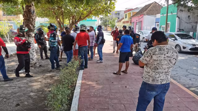 Varios motomondaditos de diferentes agrupaciones encararon a una pareja de jóvenes