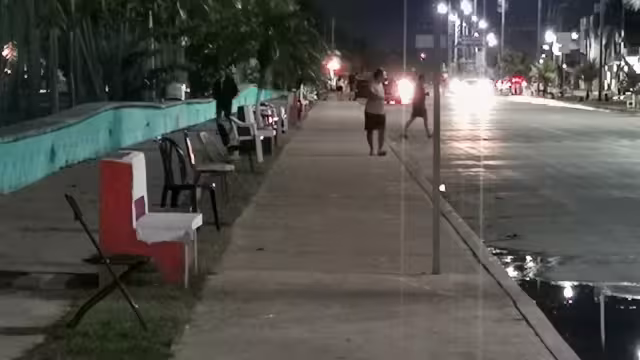 Los conductores apartaron los vehículo de la calle para evitar más tráfico.