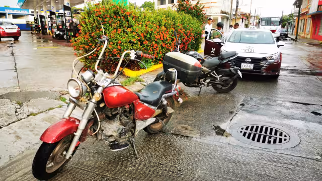 Motocicleta contra taxi: choque en calles de Ciudad del Carmen