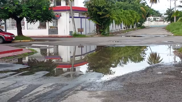 Encharcamientos en Chetumal provocadas por deficientes coladeras.