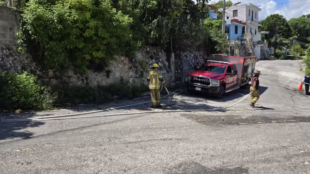 Una familia fue rescatada por bomberos y policías tras un conato de incendio en la colonia Leovigildo Gómez.