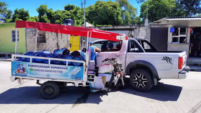 Choque entre carromoto de purificadora de agua y camioneta en la colonia 23 de julio