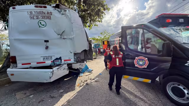 Presuntamente chofer de un autobús dormitó y pegó por alcance a unidad estacionada, donde la víctima hacía una revisión mecánica