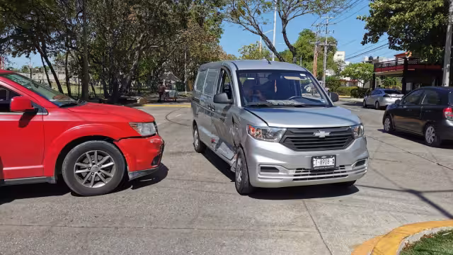 Camioneta invade paso y provoca accidente en cruce de la avenida Concordia