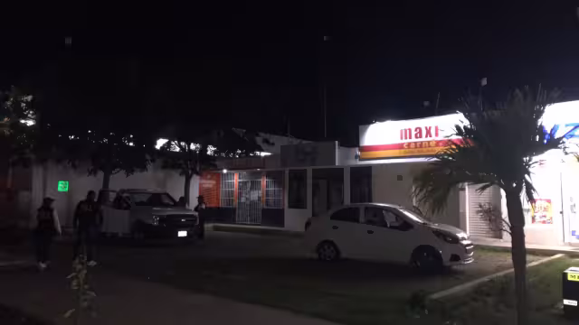 Con cuchillo en mano, según empleadas, un sujeto las obliga a entregarle dinero de las cajas