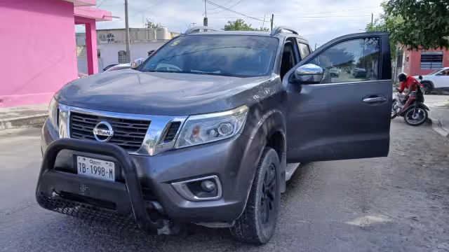 Camioneta se impacta contra taxi por Reforma Agraria y 28 de noviembre.