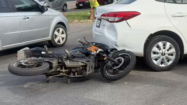 Motociclista provoca accidente vehicular en Chetumal