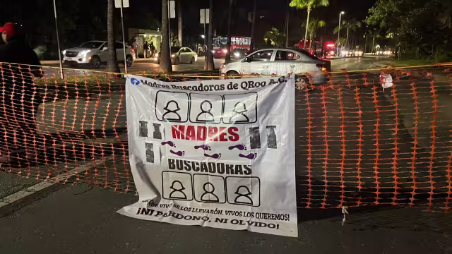 Madres buscadoras de Quintana Roo bloquean la zona hotelera