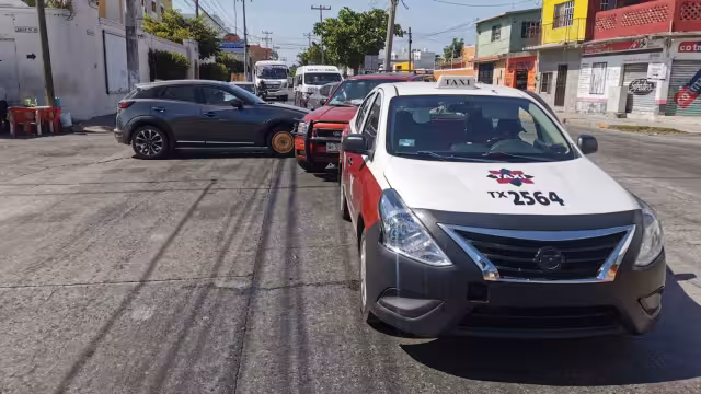 Un fuerte choque entre una camioneta y un taxi ocurrió este viernes en la colonia Pallas, en el cruce de las calles 26 y 51.