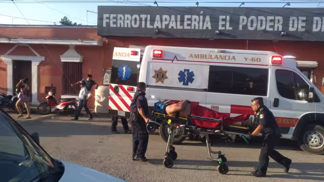 Los trabajadores lesionados fueron trasladados a un hospital, por los servicios de emergencia que acudieron al llamado.
