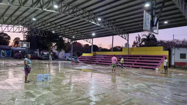 Fumigan la cancha de usos múltiples y el domo municipal debido a la presencia de garrapatas