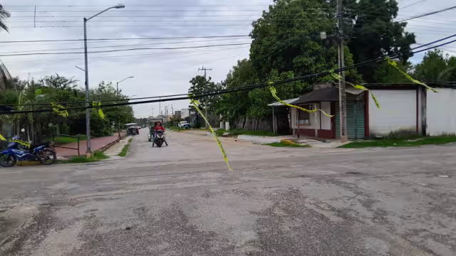 Los vecinos colocaron cintas amarillas en cables bajos de TELMEX