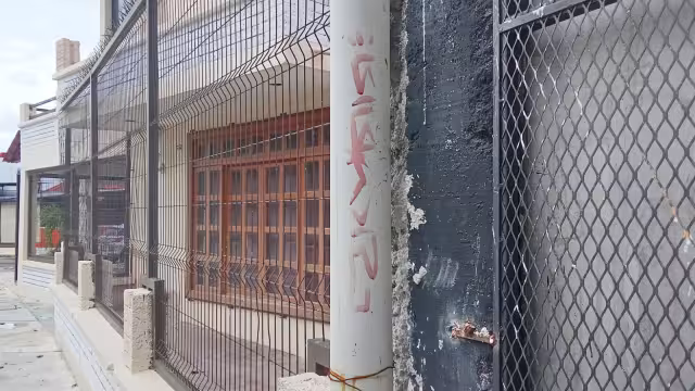 Marcas en negocios alertan a habitantes en Chetumal.