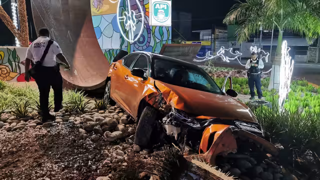 Autoridades de tránsito y protección civil acudieron para despejar la zona y trasladar el vehículo al corralón