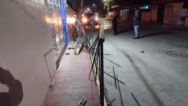 Conductor de una camioneta impacta contra un poste y daña el portón de una escuela en Santa Rita