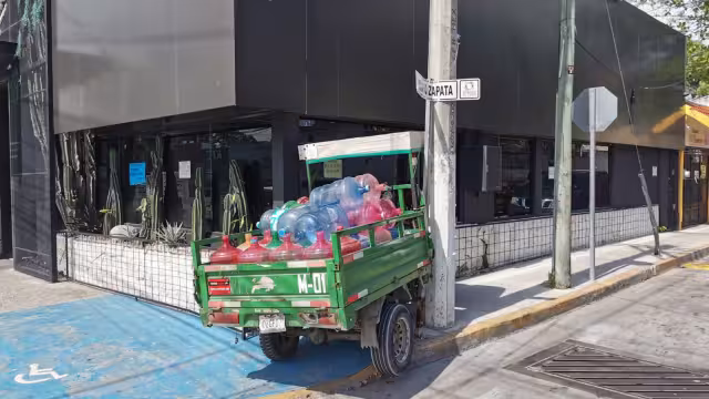 Accidente sin heridos: Joven en carremoto choca contra fachada y poste