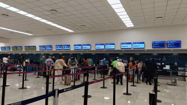 Se mantiene regular afluencia de pasajeros en el aeropuerto de Mérida