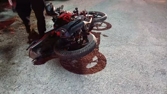 Dos motociclistas chocaron en la colonia Esperanza, dejando a uno con lesiones graves.