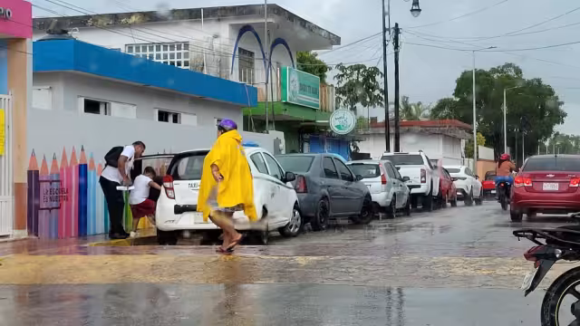 Fuertes lluvias causan encharcamientos de calles en Felipe Carrillo Puerto