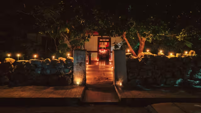 Habitantes ponen velas en las fachadas de sus casas para iluminar el camino de las ánimas