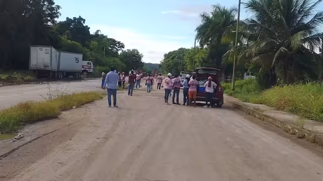Habitantes de Javier Rojo Gómez realizan labores de bacheo