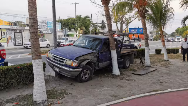 Miguel viajaba con su familia por la avenida central de Campeche cuando su camioneta presentó una falla en los frenos.