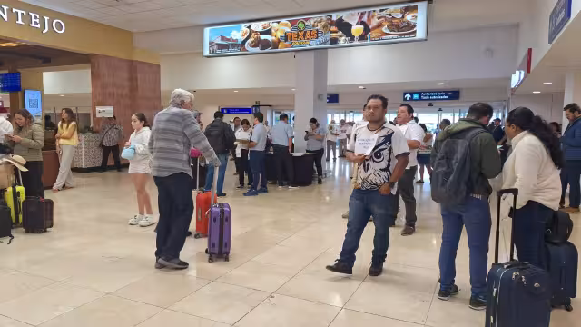 Usuarios mantienen la espera en el aeropuerto de Mérida