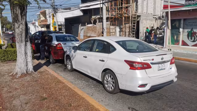 Un auto particular chocó por alcance contra un taxi en la colonia Aviación
