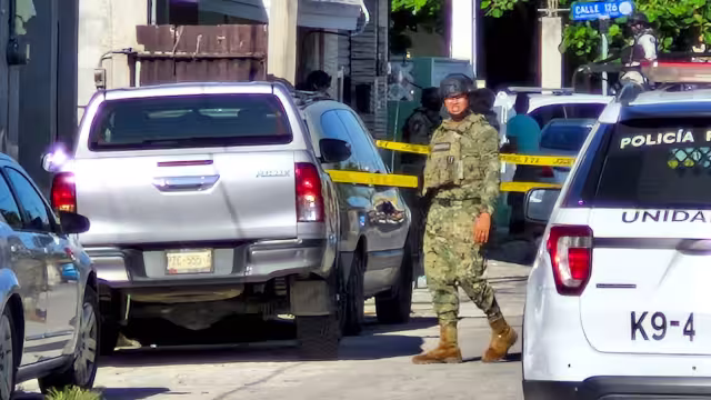 En la madrugada, elementos de fuerzas estatales cumplen una orden en el Poniente de Progreso