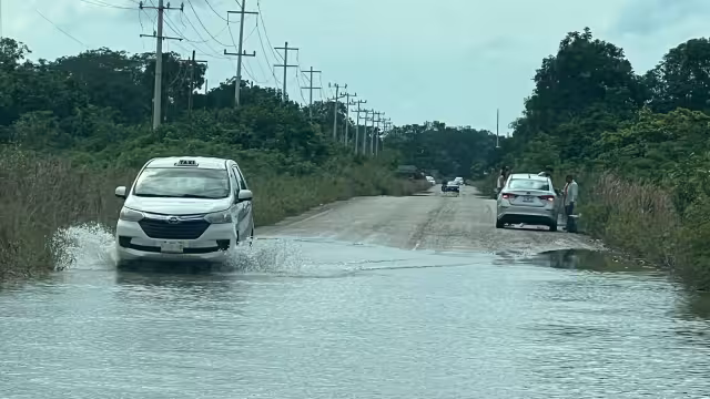 La inundación en la carretera Kantunilkín a Chiquila, ha provocado varios vehículos dañados.