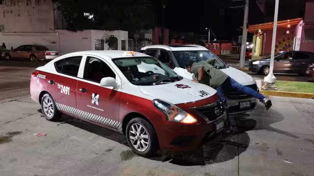Ambos vehículos involucrados quedaron varados en la vía pública