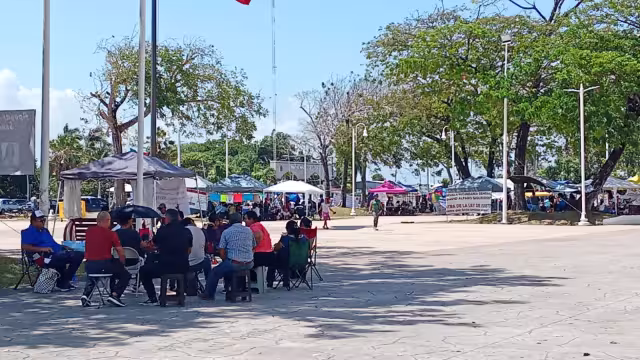 Maestros de Chetumal protestan contra la reforma del ISSSTE.