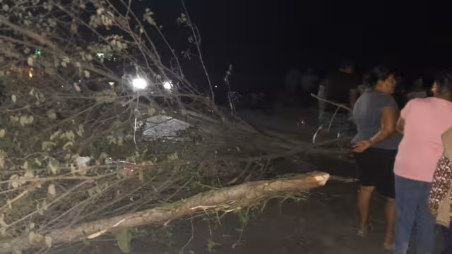 36 horas del bloqueo en la carretera federal 180, pobladores de Nuevo Progreso y San Antonio Cárdenas exigen soluciones urgentes a los apagones