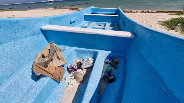 Pescadores piden que se sancione a los visitantes que tiran sus desechos en las embarcaciones